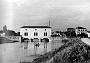 Bassanello-Il ponte sostegno regolatore (dei Cavài) visto da monte, con a sx le case Nalin e a dx il caffè Cento Città d'Italia, negli anni 1930 c.a.